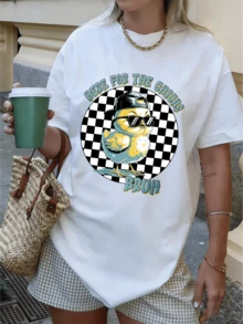 Camiseta blanca de algodón 100% para mujer, de calidad premium, lavable a máquina y resistente a la decoloración, con un diseño a cuadros temático de Pascua "Para los Pequeños Hermanos Pollitos", una gorra de béisbol usada al reverso, gafas de sol y un estampado de pollitos. Elegante y cómodo, adecuado para eventos de Pascua en Estados Unidos, reuniones de estilo urbano, actividades informales y uso diario. Ecológico - Blanco - Ver 1