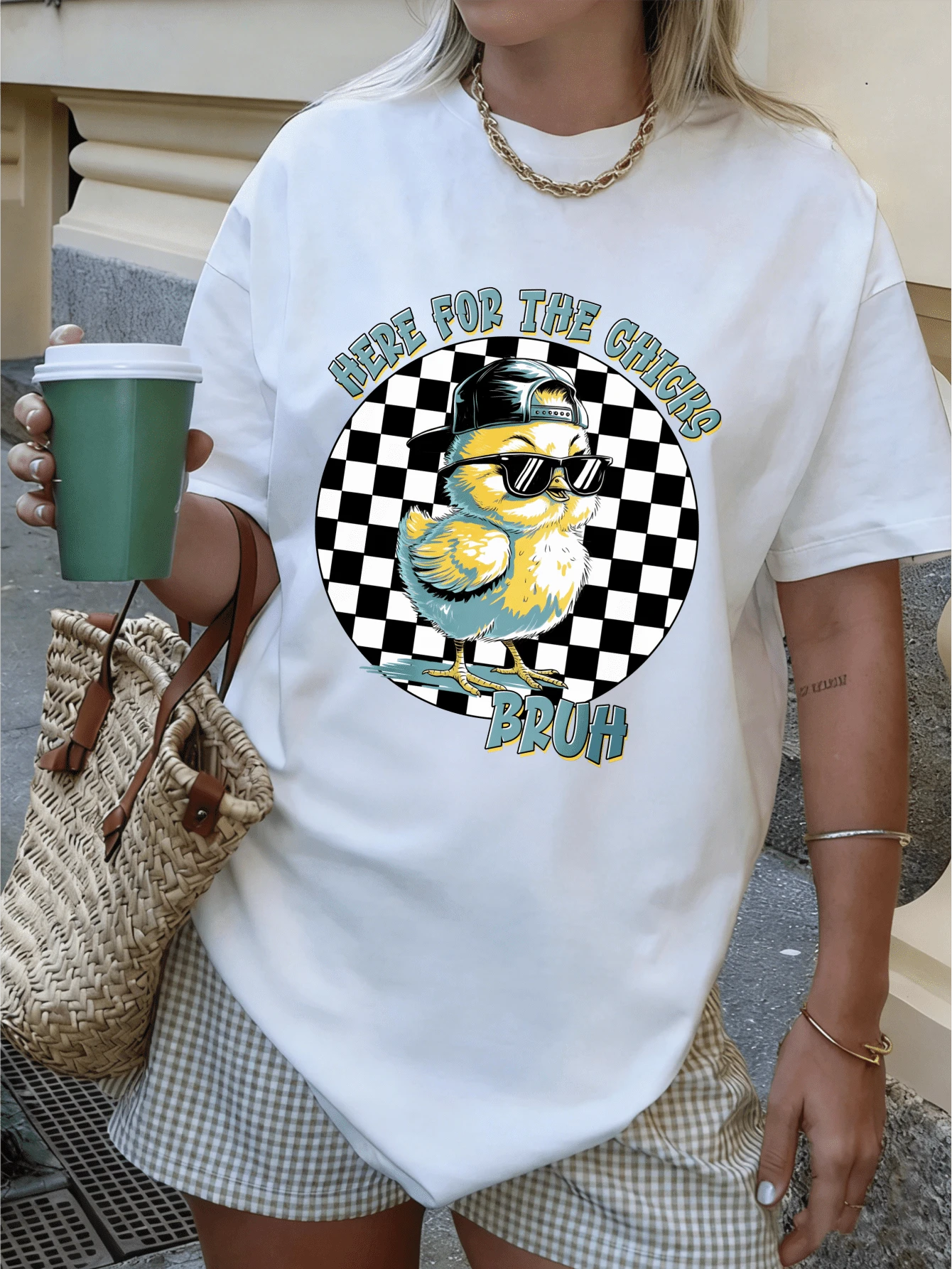 Camiseta blanca de algodón 100% para mujer, de calidad premium, lavable a máquina y resistente a la decoloración, con un diseño a cuadros temático de Pascua "Para los Pequeños Hermanos Pollitos", una gorra de béisbol usada al reverso, gafas de sol y un estampado de pollitos. Elegante y cómodo, adecuado para eventos de Pascua en Estados Unidos, reuniones de estilo urbano, actividades informales y uso diario. Ecológico - Blanco - Ver 1