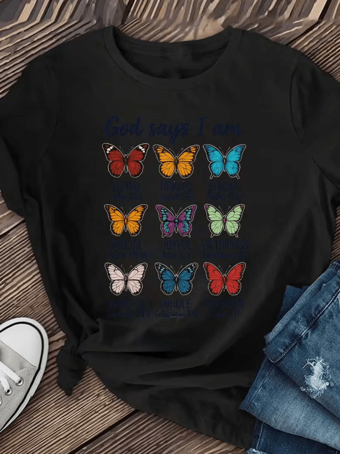 Mariposas azules y rojas simbolizan la fortaleza espiritual que proclama Dios dice que yo soy amado curado fuerte especial alegre victorioso justo completo perdonado camiseta de mujer. - Negro - Ver 1