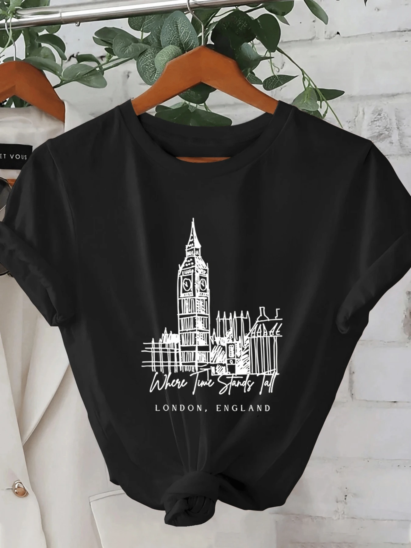 Reloj histórico que representa el poder eterno del tiempo en la ciudad de Londres con líneas artísticas que evocan la arquitectura majestuosa camiseta de mujer urbana moderna y cómoda para uso diario - Negro - Ver 1