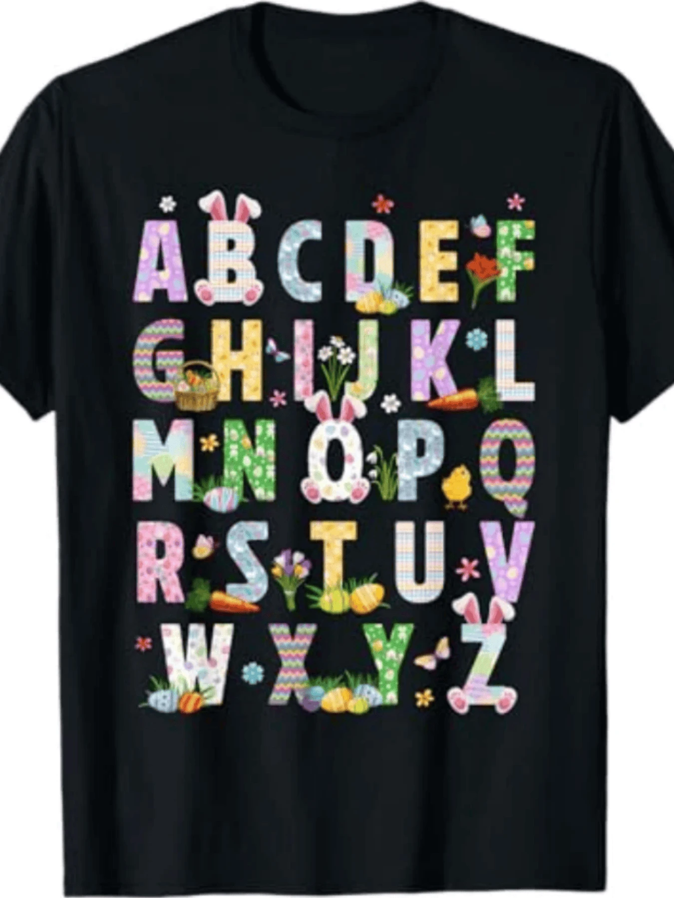 Abecedario festivo de Pascua con conejitos y flores que celebra el inicio de la temporada de alegría y renovación primaveral, este estampado es ideal para lucir en cualquier ocasión informal, camiseta de mujer perfecta para añadir un toque de color y diversión. - Negro - Ver 1