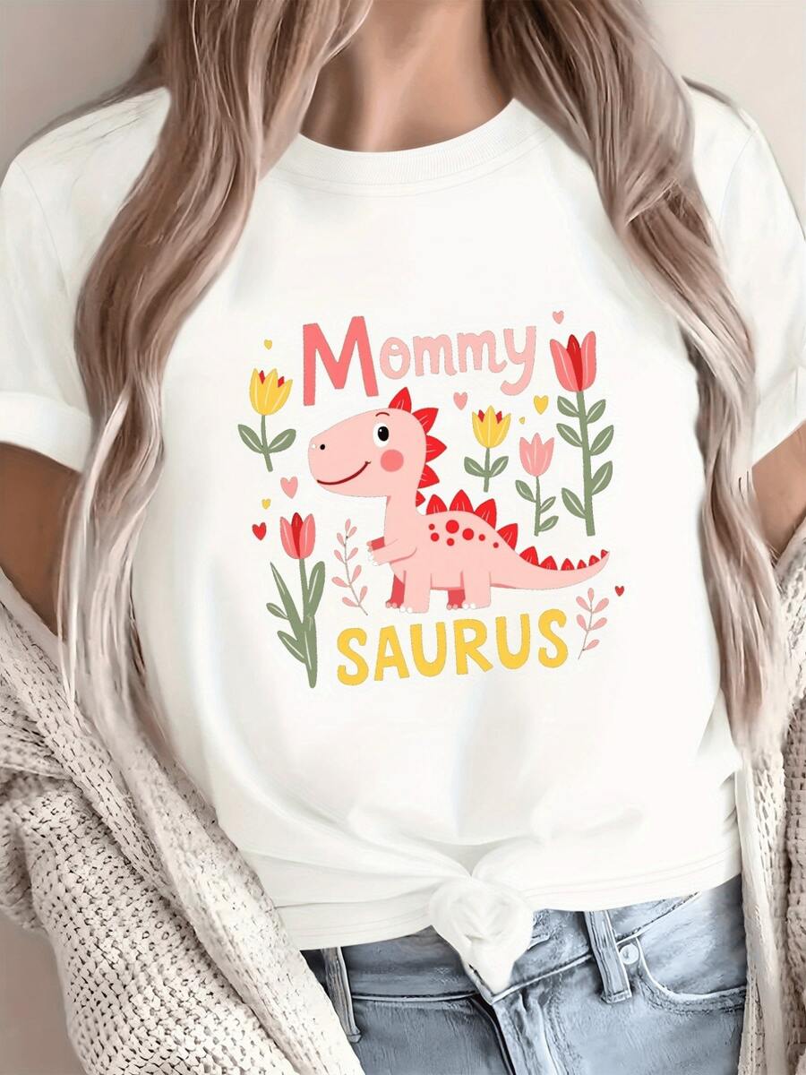 Un dinosaurio rosado sonriente rodeado de flores coloridas y corazones transmite ternura y amor maternal ideal para madres alegres camiseta de mujer casual moderna cómoda - Blanco - Ver 1
