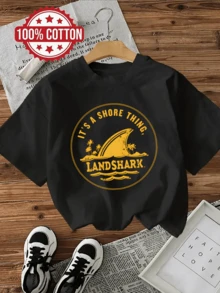 Tiburón dorado emergiendo del mar bajo palmeras simbolizando fuerza aventura y energía veraniega con letras que inspiran libertad camiseta de mujer moderna casual para uso diario - Negro - Ver 1