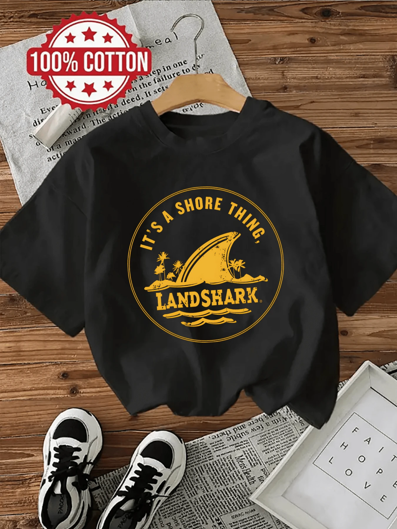 Tiburón dorado emergiendo del mar bajo palmeras simbolizando fuerza aventura y energía veraniega con letras que inspiran libertad camiseta de mujer moderna casual para uso diario - Negro - Ver 1