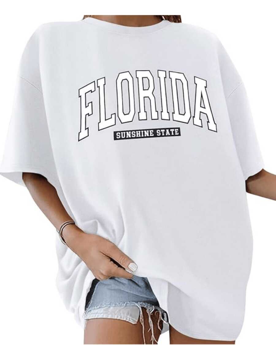 Texto grande que representa la energía del estado del sol evocando libertad alegría y espíritu veraniego con letras audaces que transmiten optimismo camiseta de mujer casual cómoda para uso diario - Blanco - Ver 1