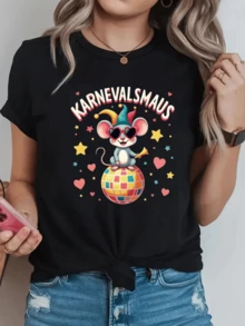 Ratón festivo con sombrero de bufón gafas en forma de corazón rodeado de estrellas y corazones sobre una esfera multicolor que transmite alegría diversión y espíritu de carnaval camiseta de mujer casual divertida moderna para uso diario - Negro - Ver 6