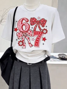 Números grandes 6 y 7 acompañados de lazos y estrellas en tonos rojos que simbolizan alegría energía y encanto juvenil creando una sensación de diversión y estilo moderno camiseta de mujer casual cómoda para uso diario - Blanco - Ver 1