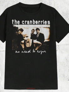 Figura que refleja un grupo de personas sentadas en un ambiente nostálgico mostrando unión y melancolía con tonos cálidos y letras artísticas que evocan paz y fuerza interior camiseta de mujer casual moderna cómoda para uso diario - Negro - Ver 1