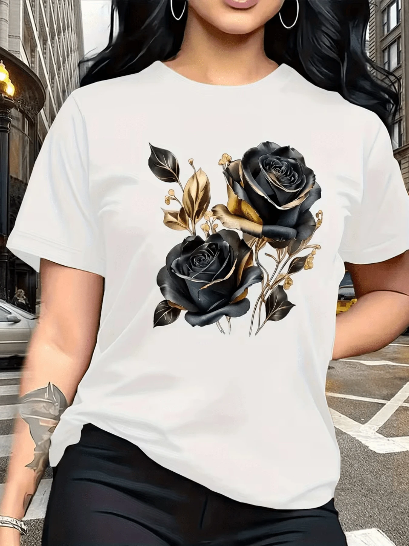 Dos rosas oscuras con reflejos dorados simbolizan misterio elegancia y fuerza interior en perfecta armonía natural camiseta de mujer moderna y atractiva para uso diario - Blanco - Ver 1