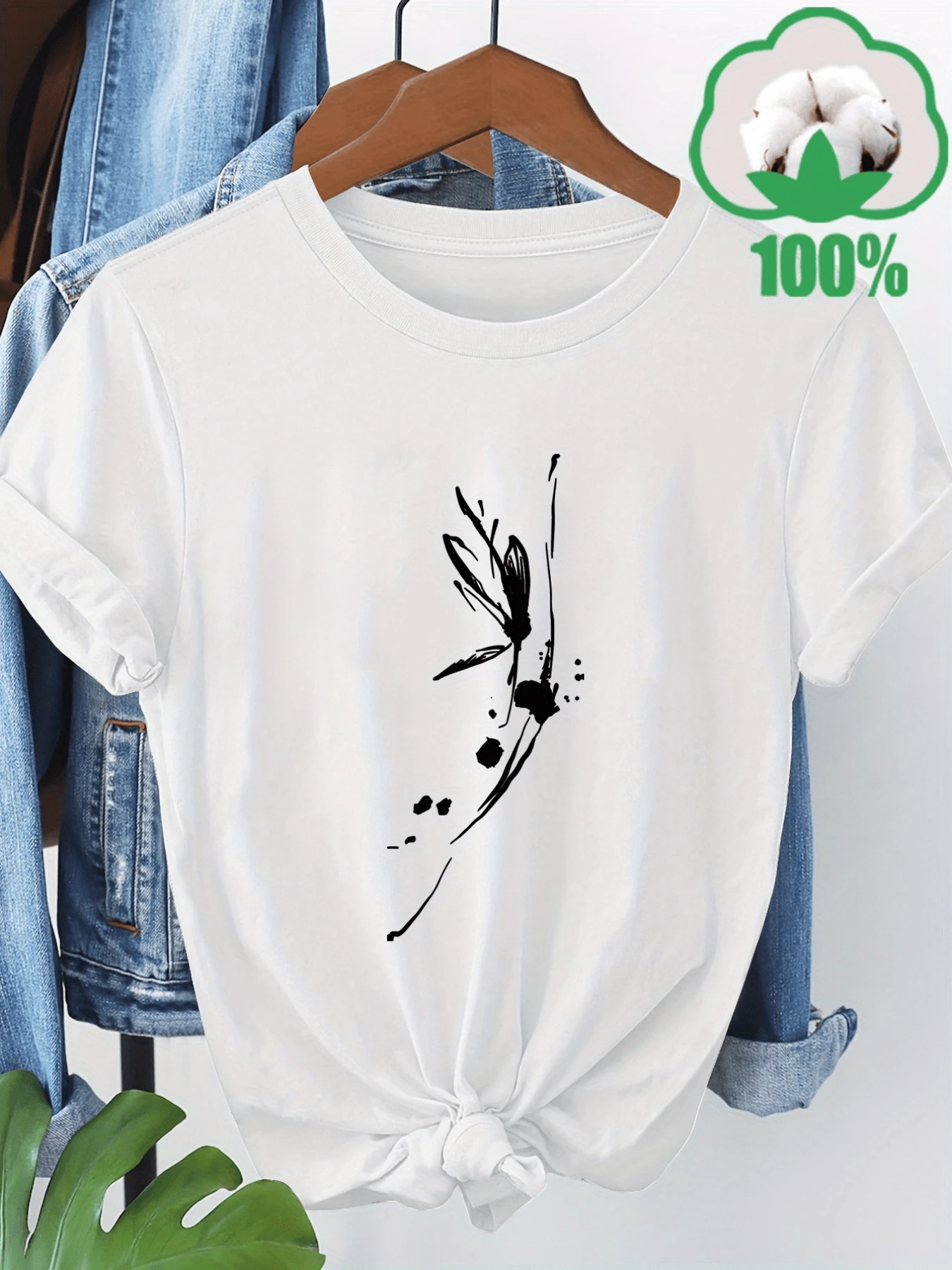 Abstract Figure Of A White Flower Expressing Freedom And Inner Energy With Artistic Strokes And Soft Contrasts That Evoke Movement And Purity. Modern Casual Women's T-Shirt For Elegant And Comfortable Everyday Wear. - 白色 - 查看 1