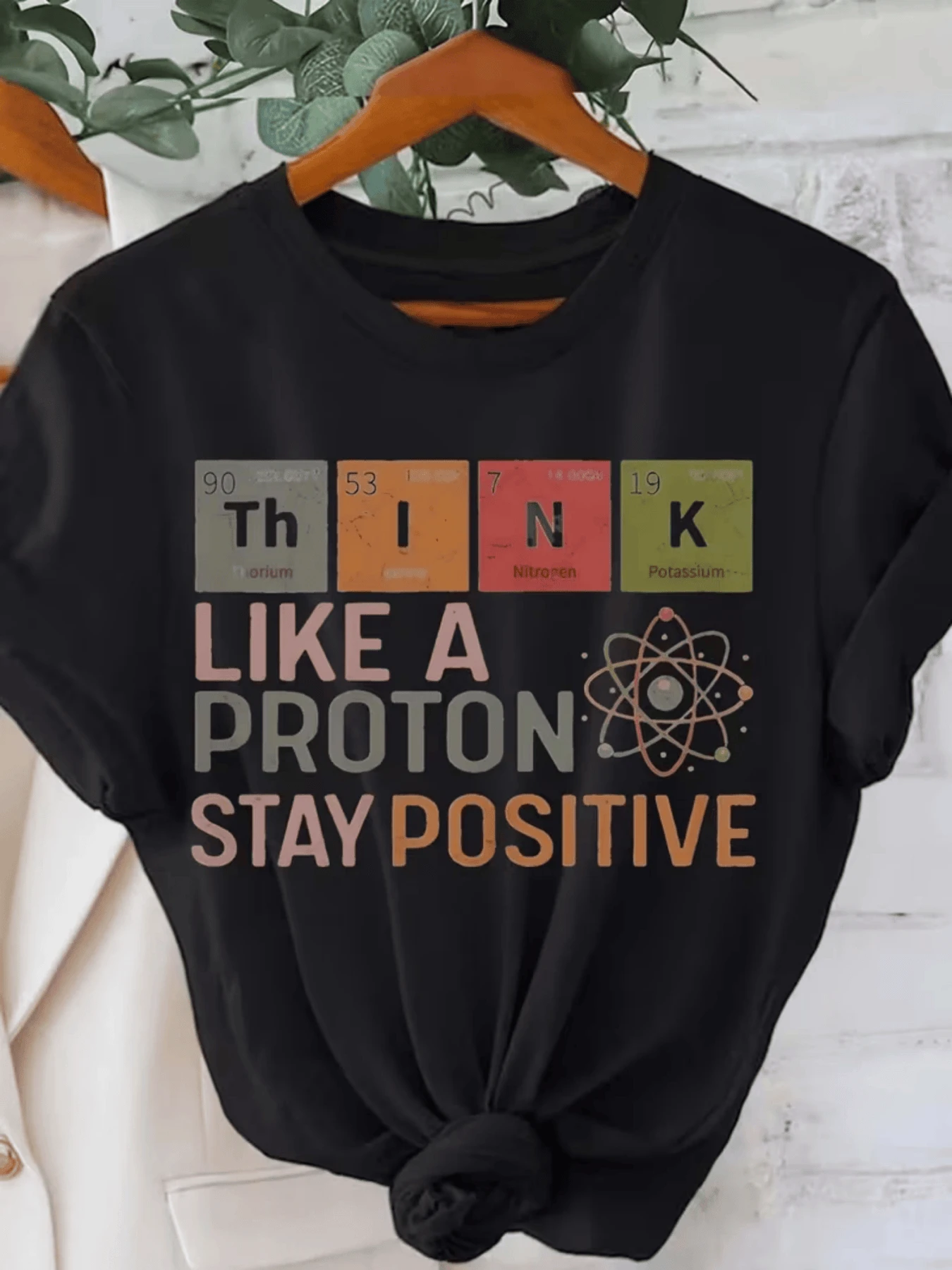 Symbols From The Periodic Table That Inspire Scientific Thinking And Positive Energy With A Motivational Message About Maintaining A Good Attitude. Modern Women's T-Shirt For Casual Everyday Wear. - 黑色 - 查看 1