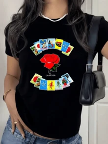 Una rosa vibrante al centro rodeada de coloridas cartas que evocan la tradición mexicana y la belleza simbólica de la identidad latina camiseta de mujer casual con estampado alegre y moderno ideal para uso diario - Negro - Ver 8