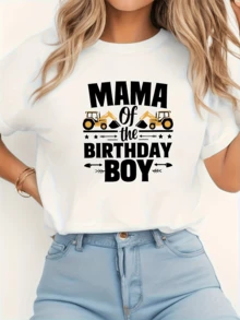 Dos excavadoras amarillas levantando montones de tierra junto a palabras que celebran con alegría el orgullo de una madre por el cumpleaños de su hijo camiseta de mujer casual moderna ideal para fiestas familiares - Blanco - Ver 6