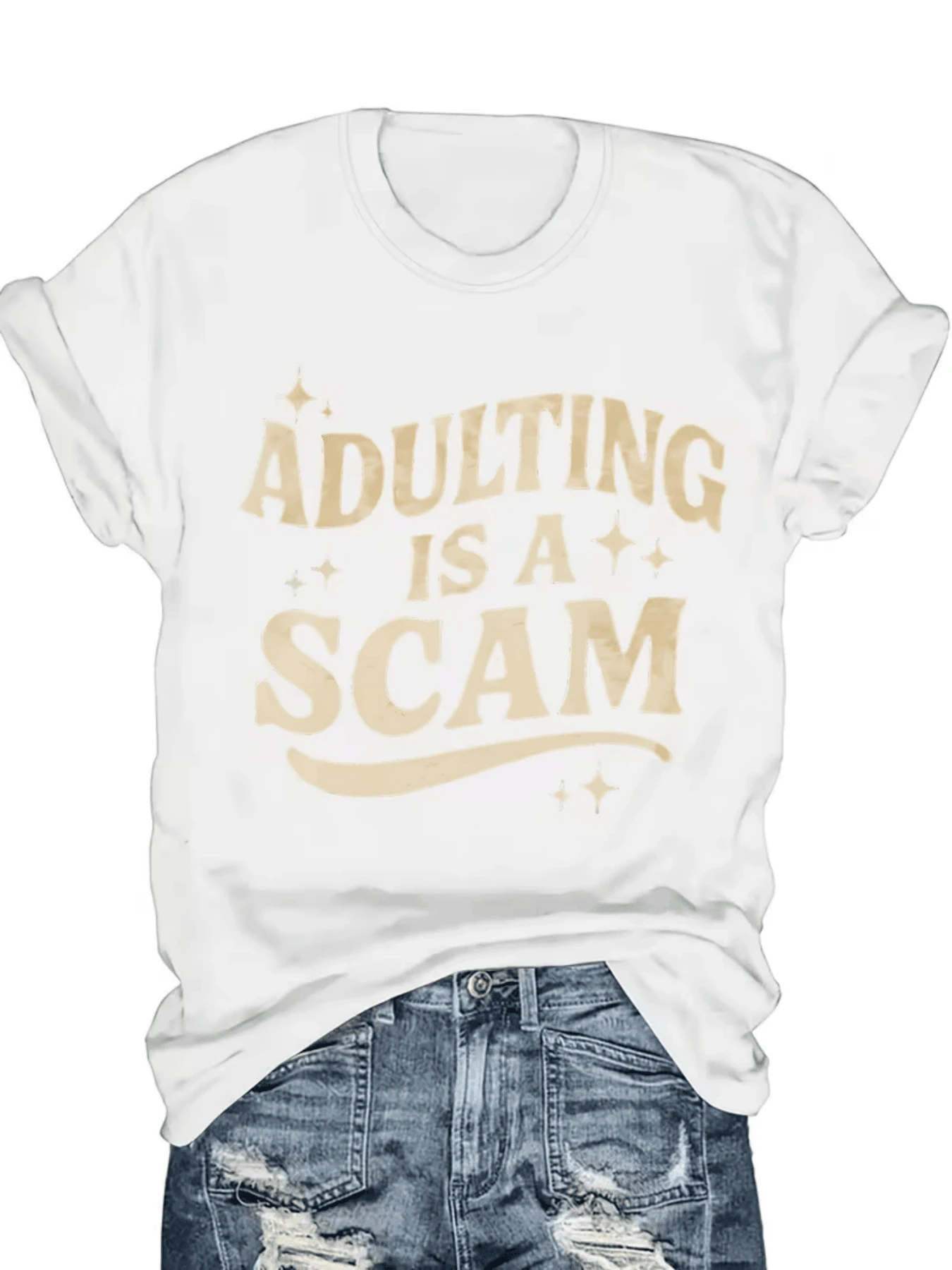 Mensaje divertido que refleja la ironía de la vida adulta con letras grandes en tono beige rodeadas de pequeñas estrellas dando un toque humorístico moderno y relajado camiseta de mujer casual para uso diario - Blanco - Ver 1