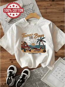 Paisaje tropical con palmera junto al mar y auto clásico sobre una carretera al atardecer evocando libertad y relax camiseta de mujer casual con estampado artístico y letras Tacos Beer para ocio y verano - Blanco - Ver 1