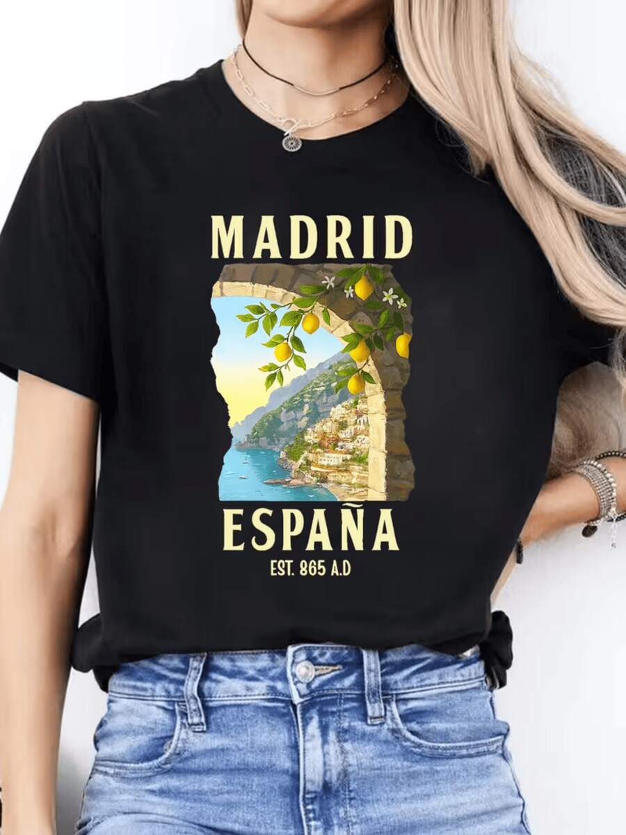 Vista soleada mediterránea con limones colgando sobre un arco de piedra que enmarca el mar y las casas coloridas de una evocando la esencia cálida del verano en Madrid España camiseta de mujer casual moderna cómoda para diario - Negro - Ver 1