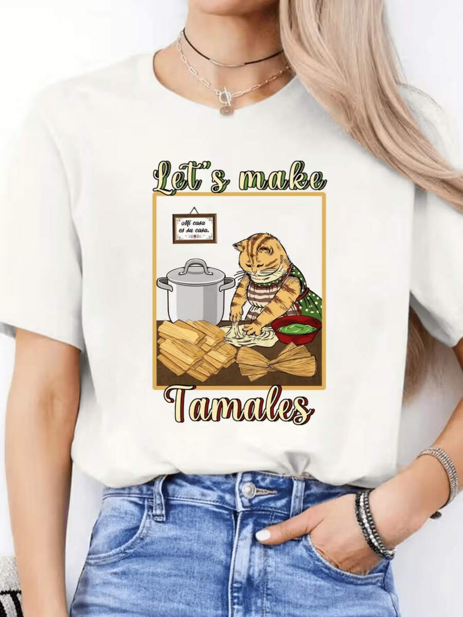 Un gato cocinando tamales junto a una olla y hojas de maíz transmite calidez tradición mexicana y alegría hogareña perfecta para amantes de la cocina camiseta de mujer casual cómoda para uso diario - Blanco - Ver 1