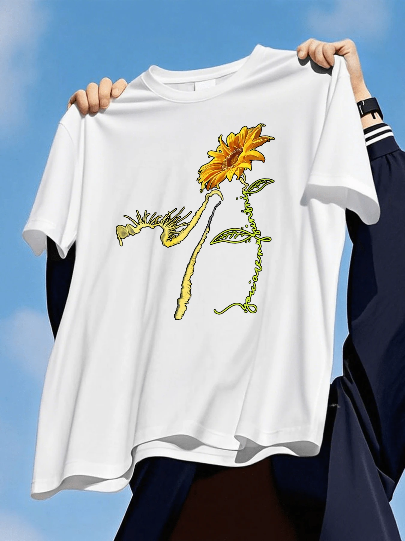 Flor de girasol que simboliza la fuerza interior y la esperanza renaciendo con la luz del sol acompañada del gesto delicado de un gato que representa curiosidad y calma camiseta de mujer casual moderna - Blanco - Ver 1