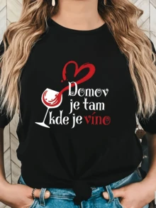 Corazón formado por vino derramado junto a una copa que expresa amor por la vida y la idea de que el hogar está donde se comparte una bebida especial camiseta de mujer cómoda casual ideal para reuniones y salidas - Negro - Ver 1