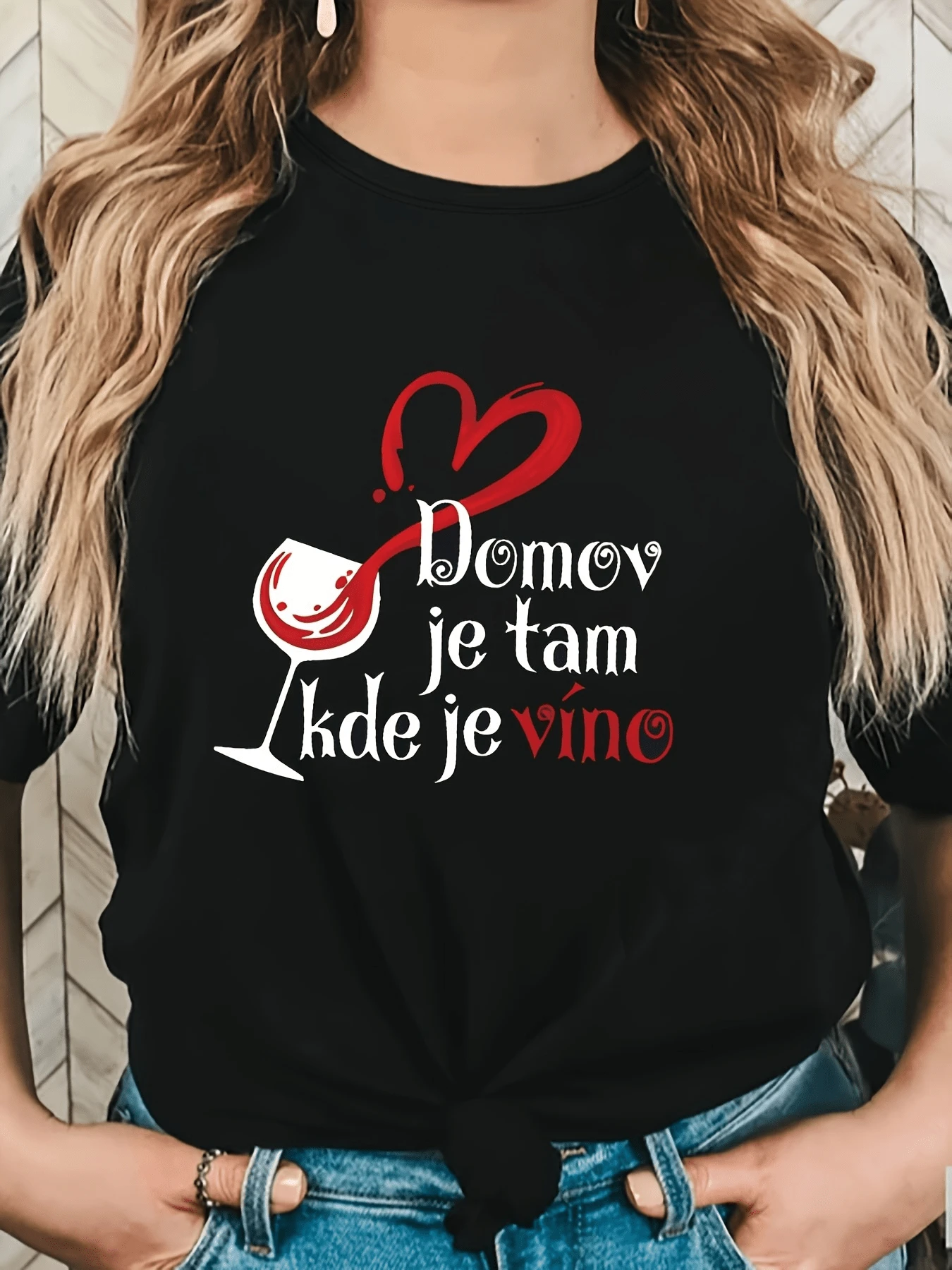 Corazón formado por vino derramado junto a una copa que expresa amor por la vida y la idea de que el hogar está donde se comparte una bebida especial camiseta de mujer cómoda casual ideal para reuniones y salidas - Negro - Ver 1