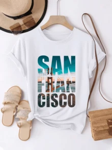 Vista panorámica del famoso puente sobre aguas azules y cielo despejado que transmite energía urbana y libertad camiseta de mujer blanca casual con letra grande moderna - Blanco - Ver 8
