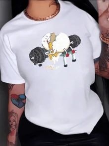 Huevo divertido agrietado levantando pesas simboliza esfuerzo y humor en la vida transmitiendo energía positiva y actitud perseverante con un toque absurdo camiseta de mujer casual moderna - Blanco - Ver 1