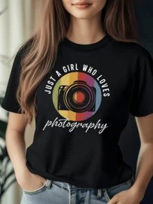Cámara con colores del arcoíris que simboliza la pasión por capturar momentos y celebrar la creatividad femenina camiseta de mujer cómoda moderna y perfecta para amantes de la fotografía - Negro - Ver 1