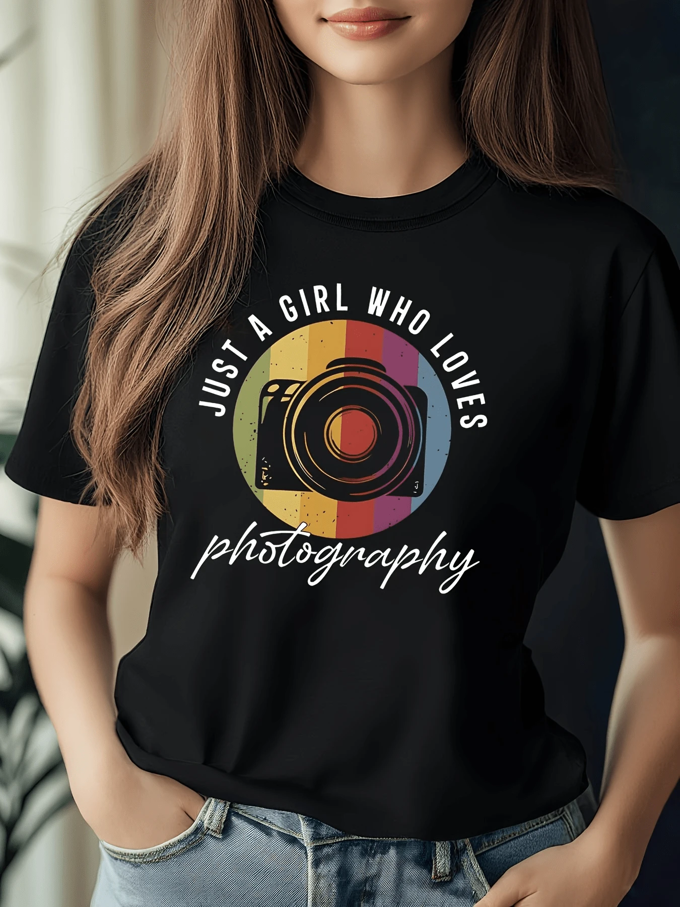 Cámara con colores del arcoíris que simboliza la pasión por capturar momentos y celebrar la creatividad femenina camiseta de mujer cómoda moderna y perfecta para amantes de la fotografía - Negro - Ver 1