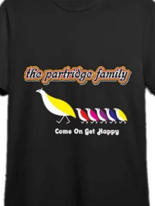 Camiseta de mujer con escena de familia de perdices siguiendo un líder amarillo transmitiendo un mensaje de alegría y unidad un símbolo de seguir adelante juntos para encontrar la felicidad una pieza única que evoca nostalgia y optimismo. - Negro - Ver 8