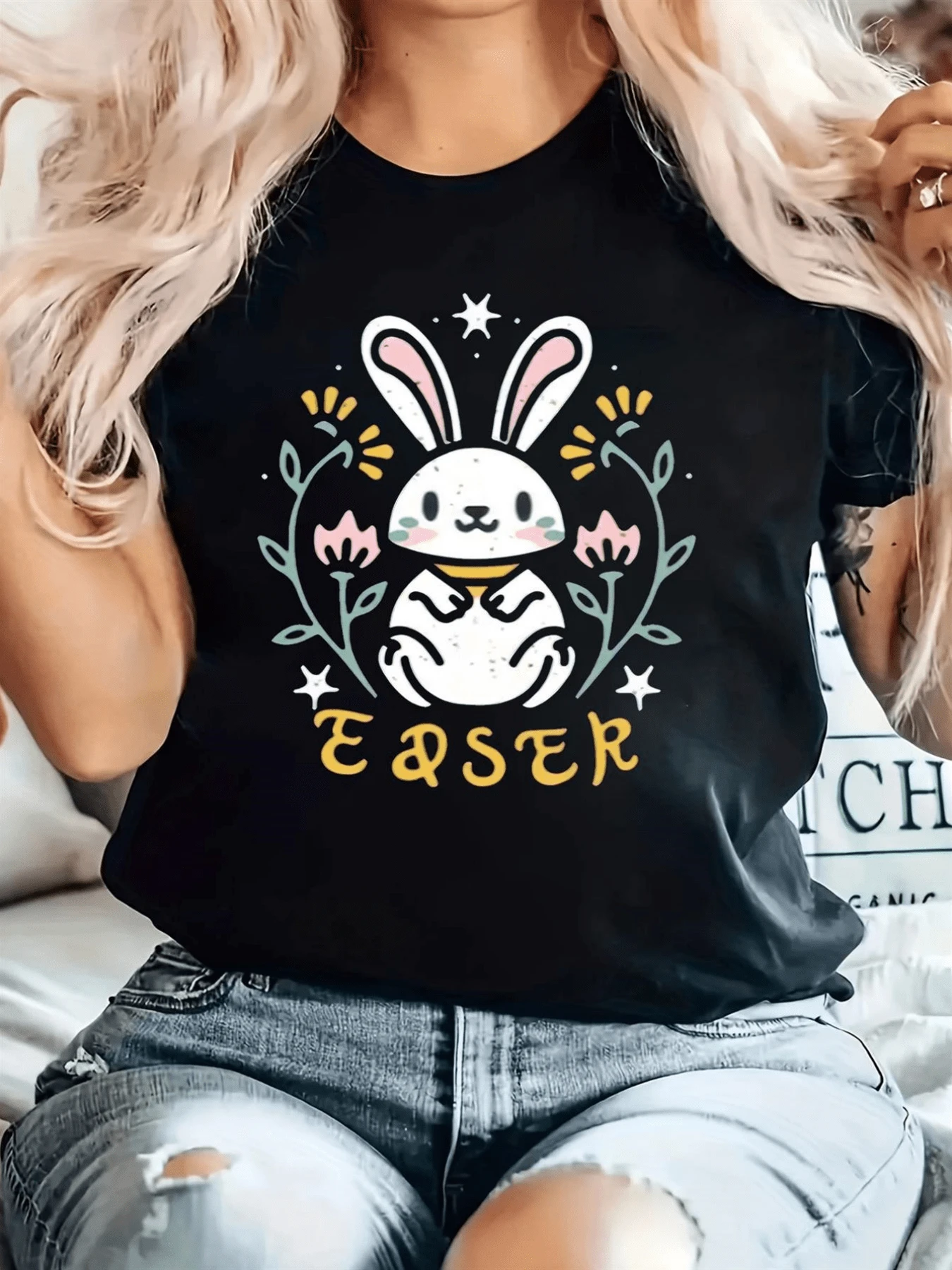 Conejo con flores rodeado de estrellas simbolizando la alegría y renovación de la Pascua con tonos suaves y mensaje positivo camiseta de mujer casual cómoda ideal para diario - Negro - Ver 1