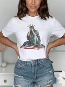 Figura de una estatua simbólica que cubre su rostro sobre una bandera representando reflexión esperanza y libertad con tono artístico moderno camiseta de mujer casual cómoda para diario - Blanco - Ver 8