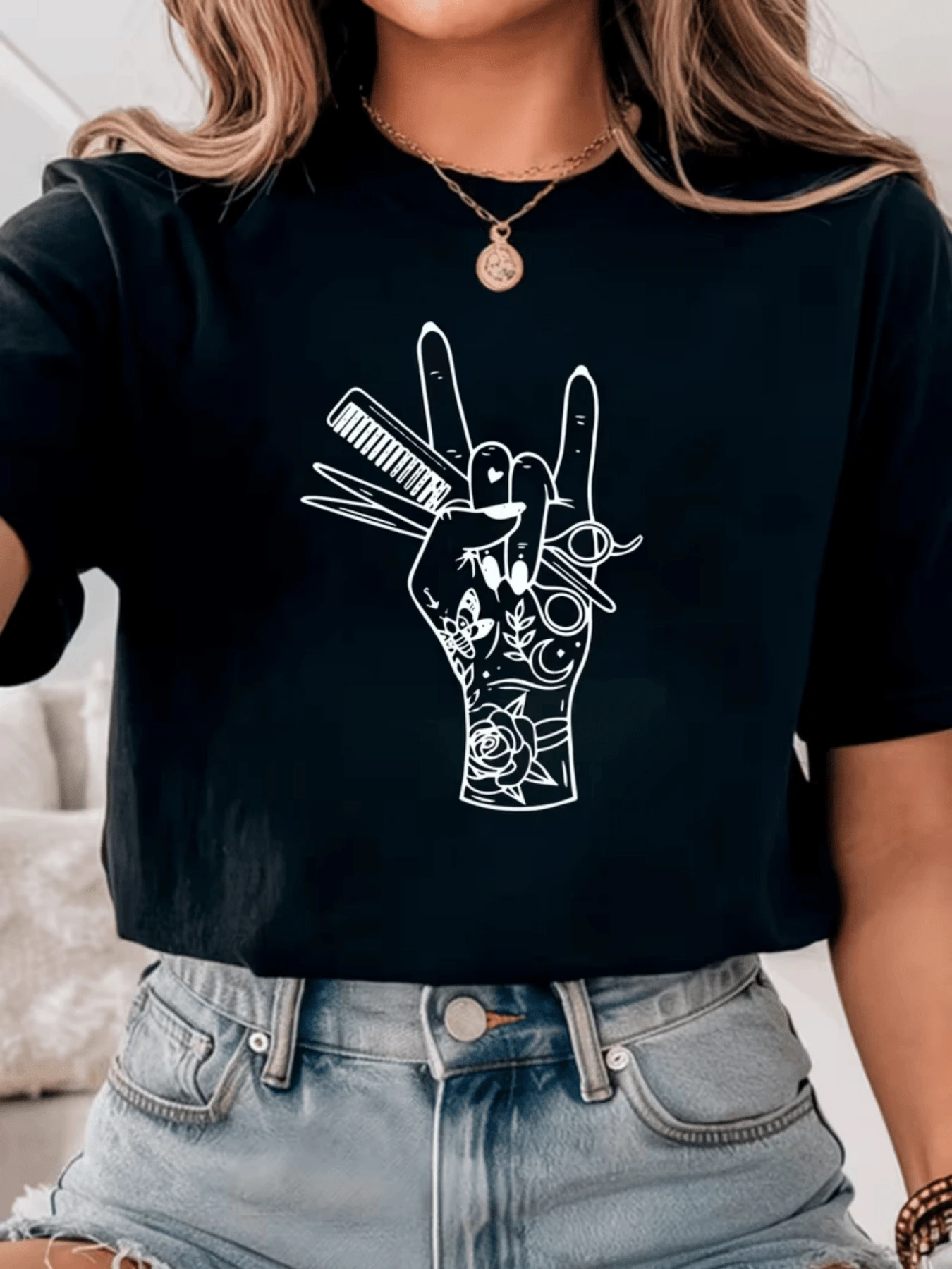 Mano alzada con símbolos de belleza luna tijeras peine y rosa que representan la energía creativa femenina y la pasión por el arte camiseta de mujer casual moderna cómoda para uso diario - Negro - Ver 1