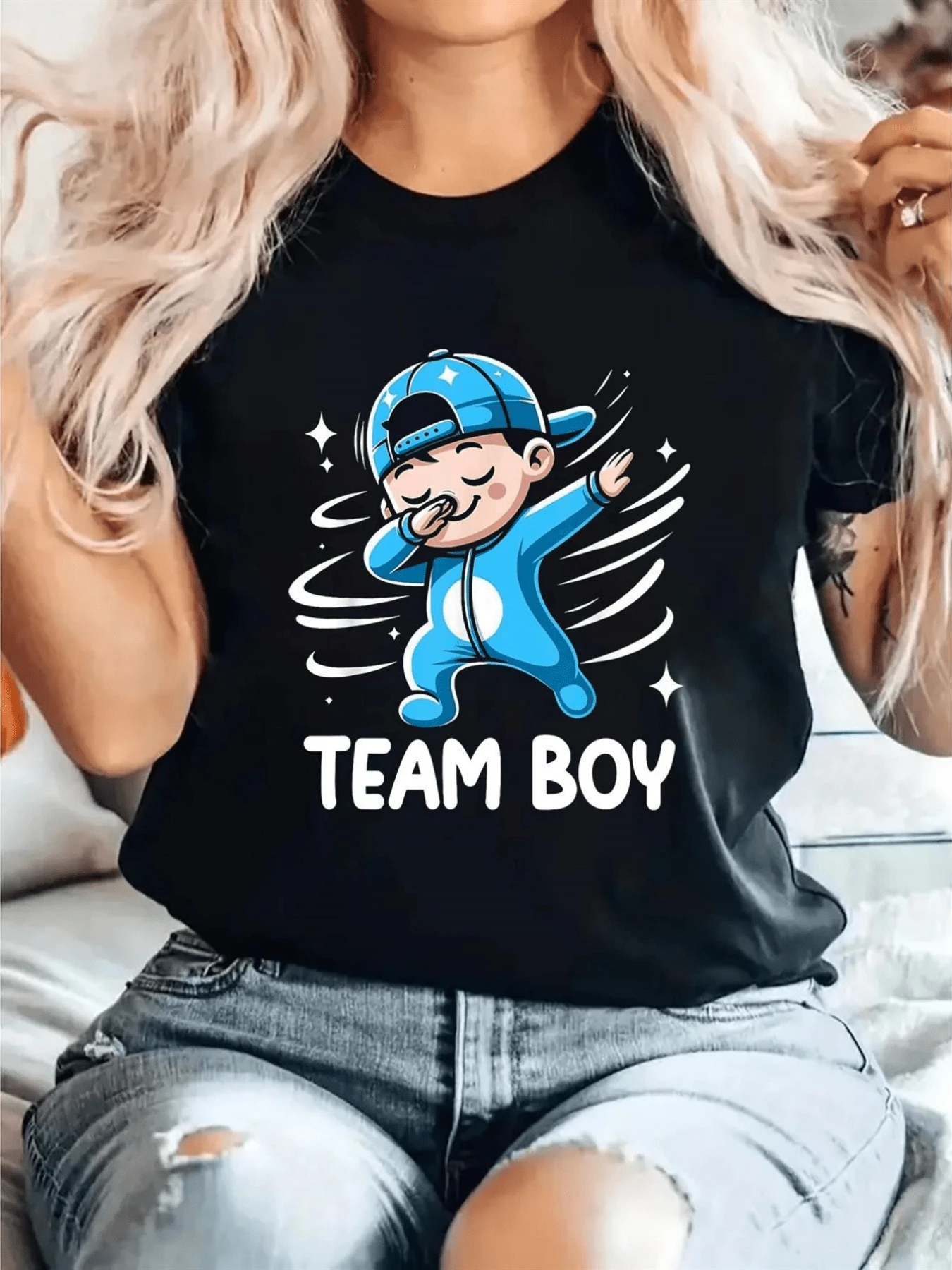 Figura de un niño con gorra azul realizando un divertido gesto de baile simboliza energía juvenil alegría y apoyo a un equipo masculino ideal para reflejar un espíritu moderno y positivo camiseta de mujer casual cómoda para uso diario - Negro - Ver 1