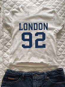 Número 92 y palabra London evocan energía juvenil urbana y espíritu deportivo de Inglaterra reflejando conexión con ritmo moderno de la ciudad camiseta de mujer casual moderna cómoda para uso diario - Blanco - Ver 8