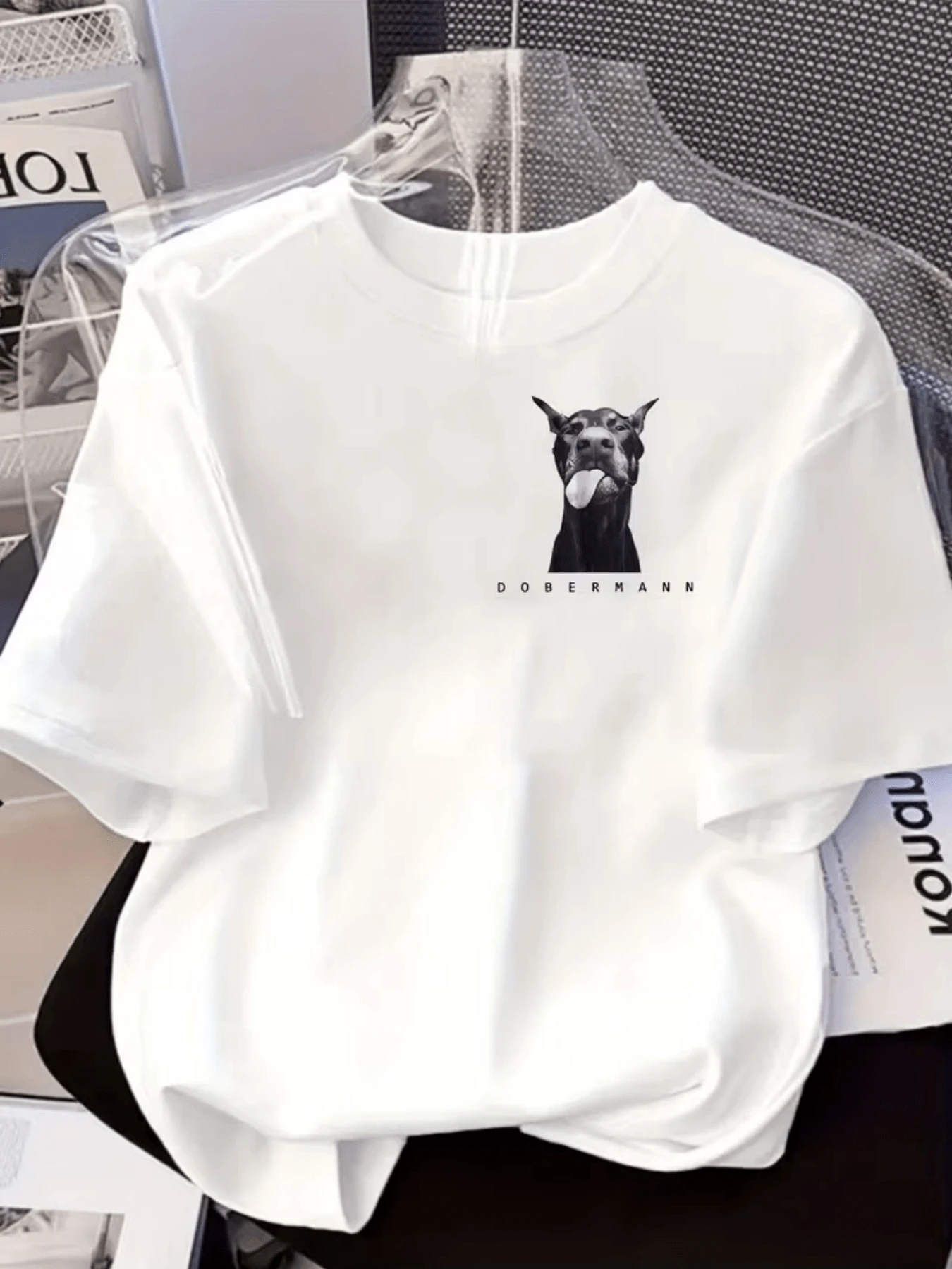 Figura de un perro dóberman elegante mostrando carácter fuerte y mirada decidida simboliza lealtad y energía positiva ideal para quienes aman el estilo urbano moderno camiseta de mujer casual cómoda para uso diario - Blanco - Ver 1