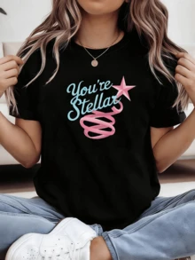 Estrella rosada que simboliza confianza energía positiva y brillo interior con texto motivador en tonos pastel para reflejar un espíritu alegre y  camiseta de mujer casual moderna - Negro - Ver 1
