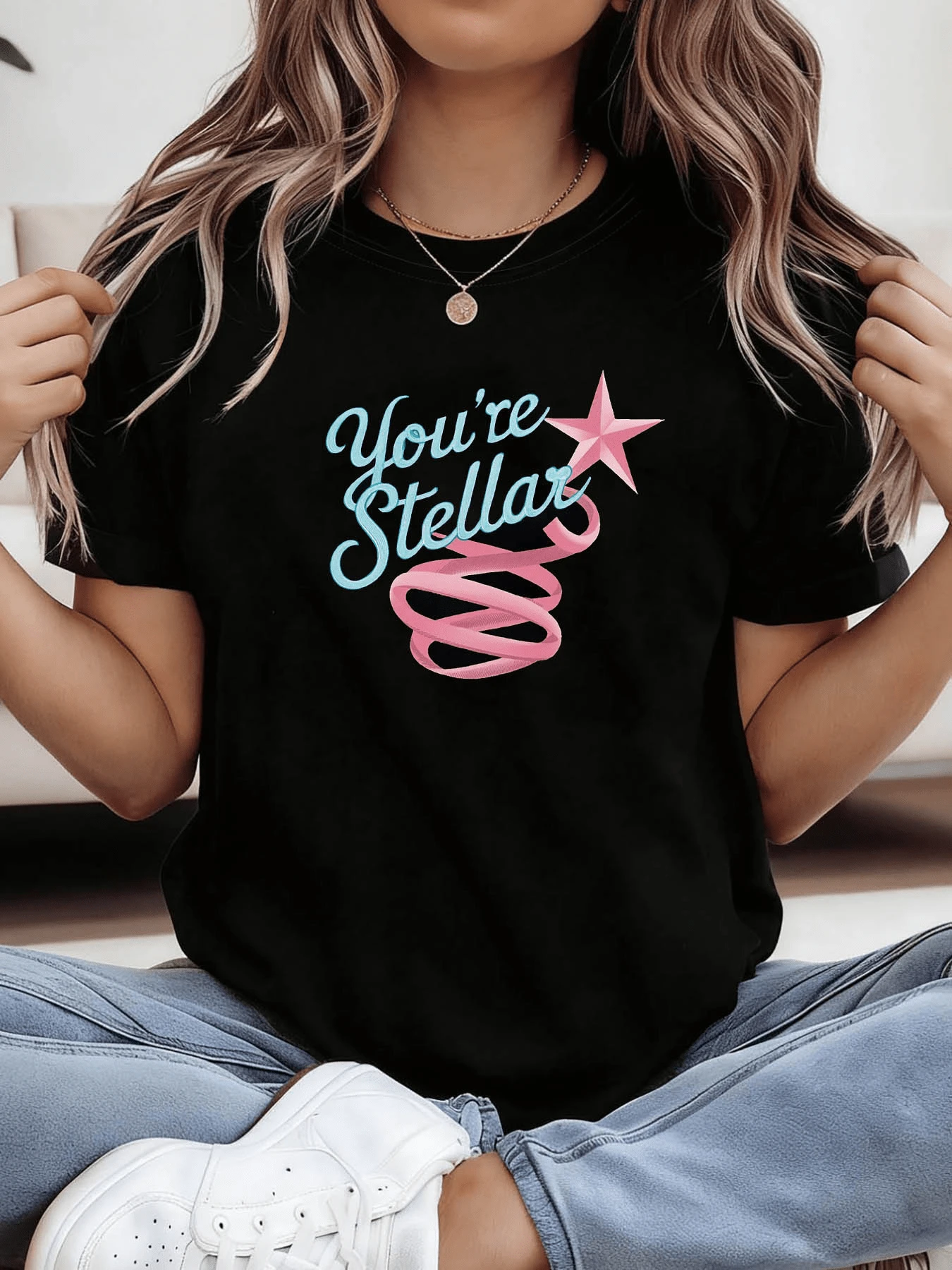 Estrella rosada que simboliza confianza energía positiva y brillo interior con texto motivador en tonos pastel para reflejar un espíritu alegre y camiseta de mujer casual moderna - Negro - Ver 1