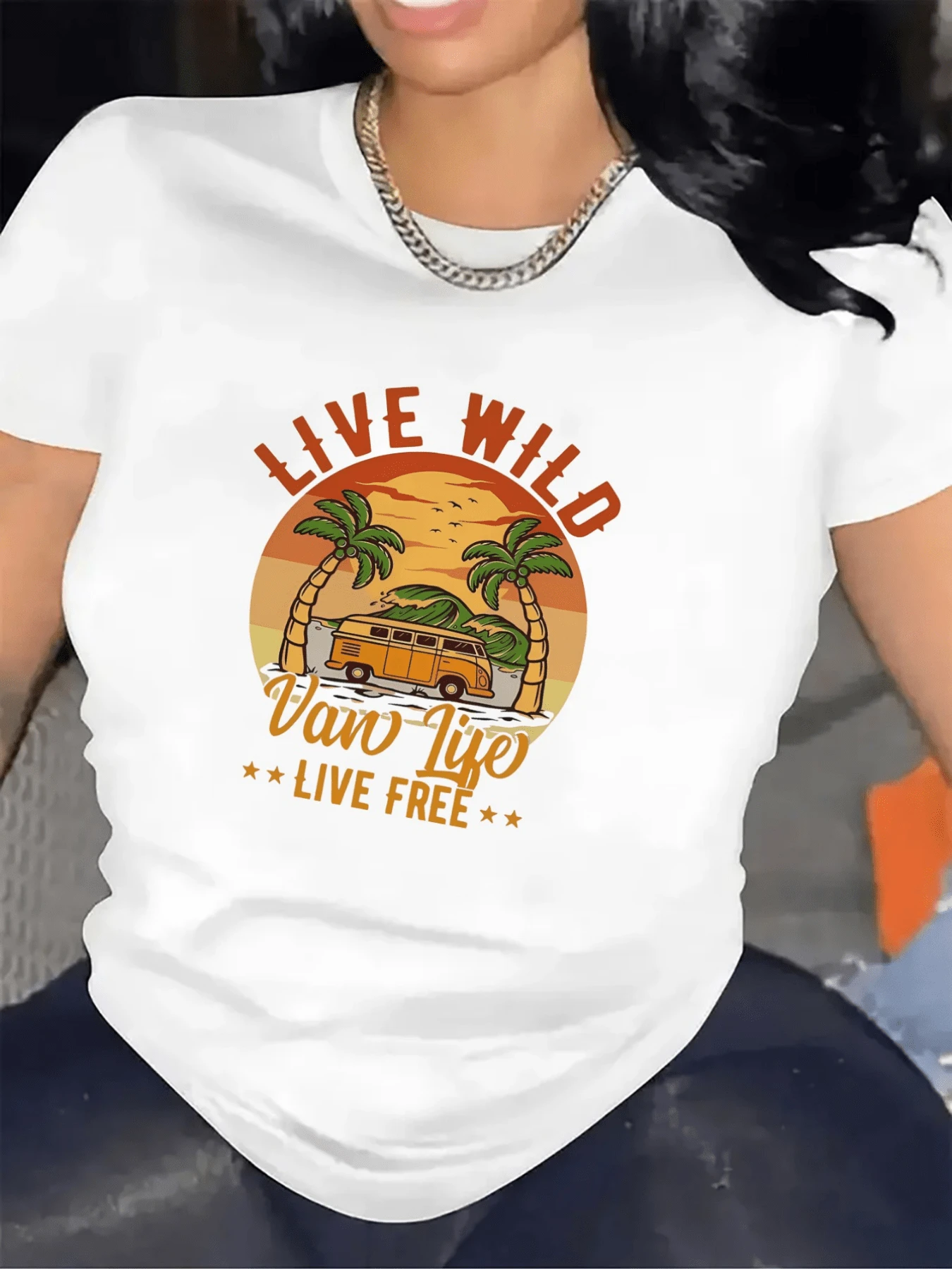 Tropical Landscape With Palm Trees At Sunset And A Yellow Van Symbolizing Freedom, Adventure And Connection With Nature. Comfortable Casual Women's T-Shirt Ideal For Travel And Relaxed Days. - 白色 - 查看 1
