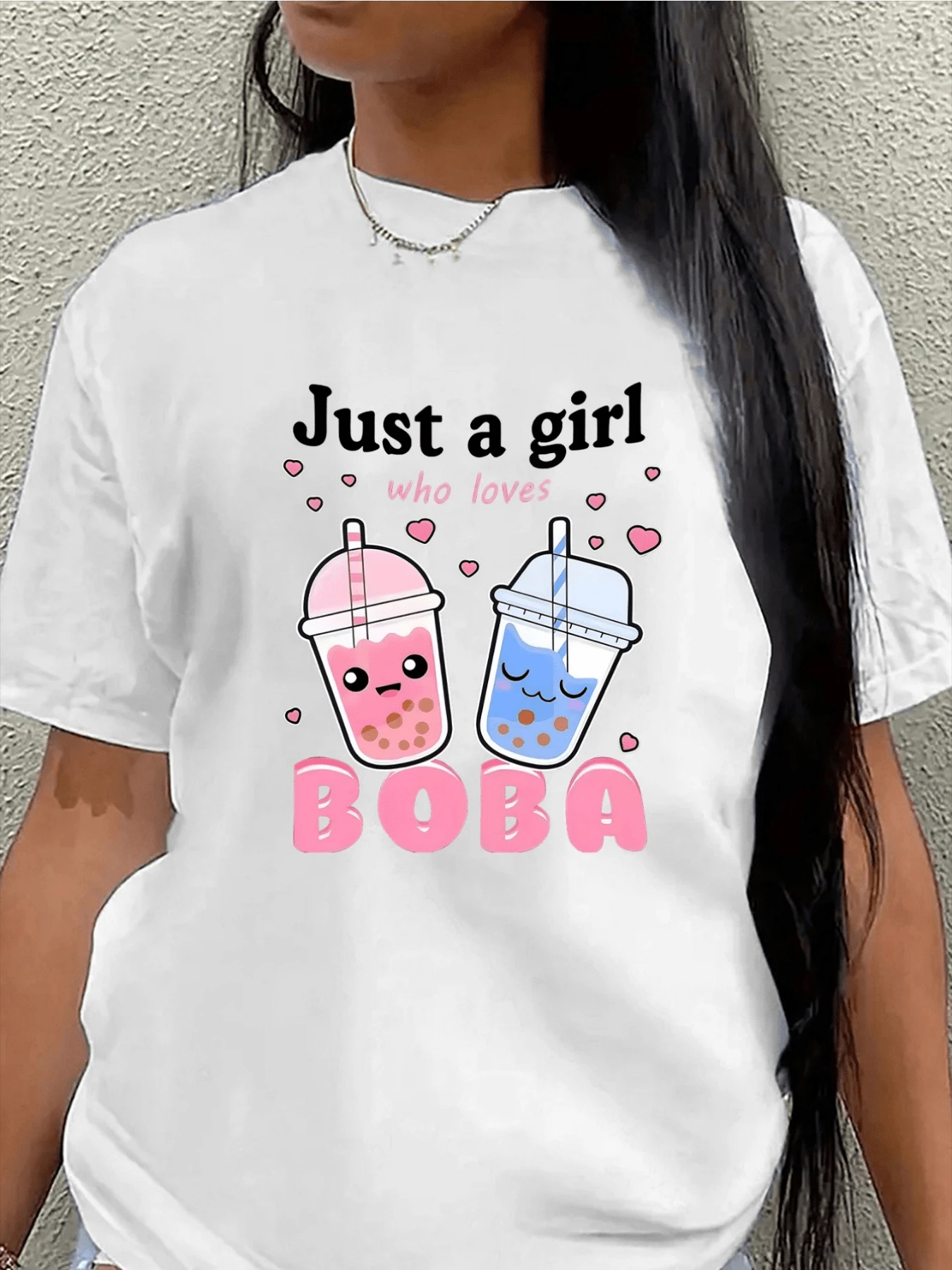 Dos vasos de té con perlas sonrientes que transmiten ternura y pasión por las bebidas divertidas rodeados de pequeños corazones rosados camiseta de mujer casual moderna para amantes del boba - Blanco - Ver 1