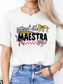 Frase alegre que celebra el primer día de clases con una maestra acompañada de lazos coloridos estrellas brillantes lápiz y letras festivas camiseta de mujer casual cómoda para diario - Blanco - Ver 8