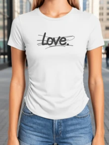 Palabra escrita con trazos artísticos que simboliza amor profundo energía positiva y conexión emocional ideal para expresar sensibilidad moderna y actitud alegre camiseta de mujer casual cómoda para uso diario - Blanco - Ver 1