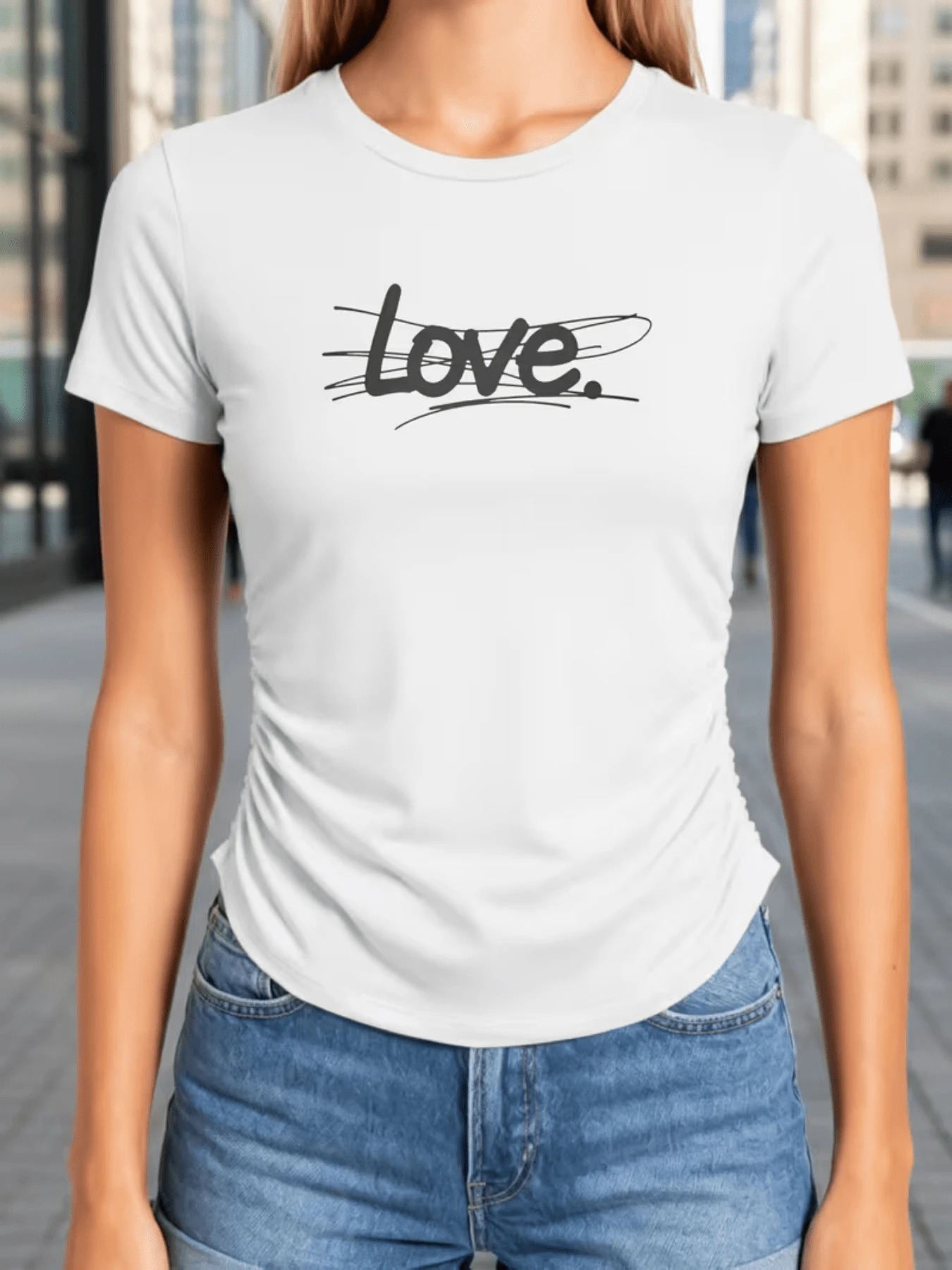 Palabra escrita con trazos artísticos que simboliza amor profundo energía positiva y conexión emocional ideal para expresar sensibilidad moderna y actitud alegre camiseta de mujer casual cómoda para uso diario - Blanco - Ver 1