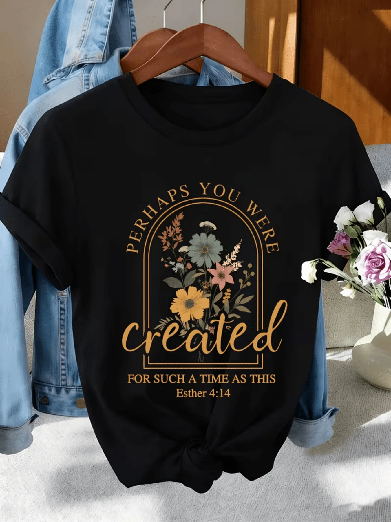 Flores delicadas enmarcadas junto a un mensaje inspirador que evoca fortaleza esperanza y propósito personal camiseta de mujer casual con estampado motivacional elegante para uso diario - Negro - Ver 1