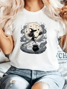 Image Of A Sorceress Holding A Broom In Front Of A Full Moon Surrounded By Magical Clouds And Stars That Evoke Mystical Energy And Freedom. Casual Women's T-Shirt With Modern Artistic Print, Ideal For Relaxed Occasions. - 白色 - 查看 8