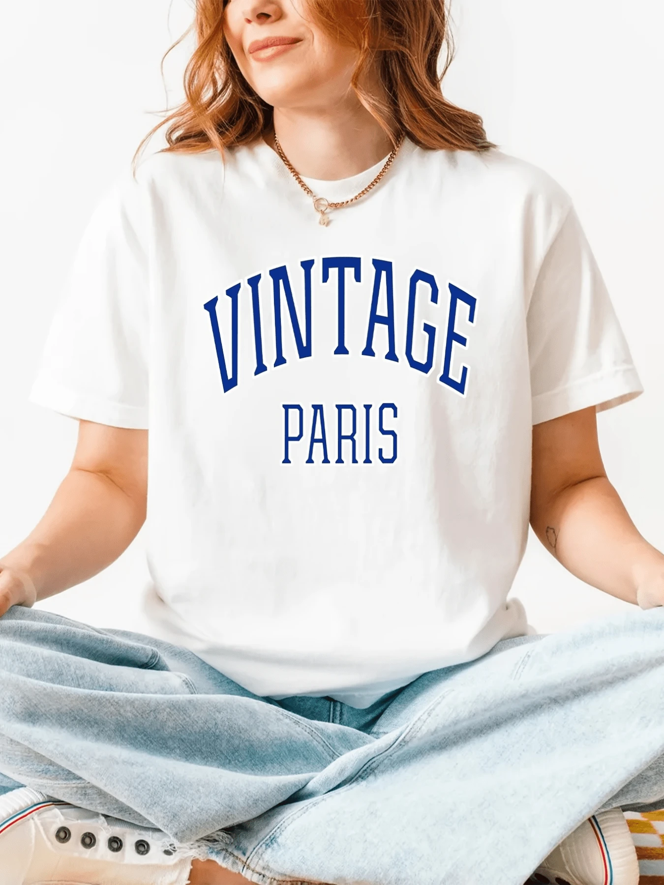 Palabras en azul transmiten el espíritu clásico y romántico de París evocando paseos por calles llenas de historia y encanto que inspiran confianza elegancia y libertad camiseta de mujer casual moderna cómoda para uso diario - Blanco - Ver 1