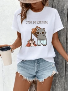 Gato divertido vertiendo café sobre un personaje distraído simbolizando la necesidad de energía y humor para comenzar el día con actitud positiva camiseta de mujer casual cómoda para uso diario - Blanco - Ver 8