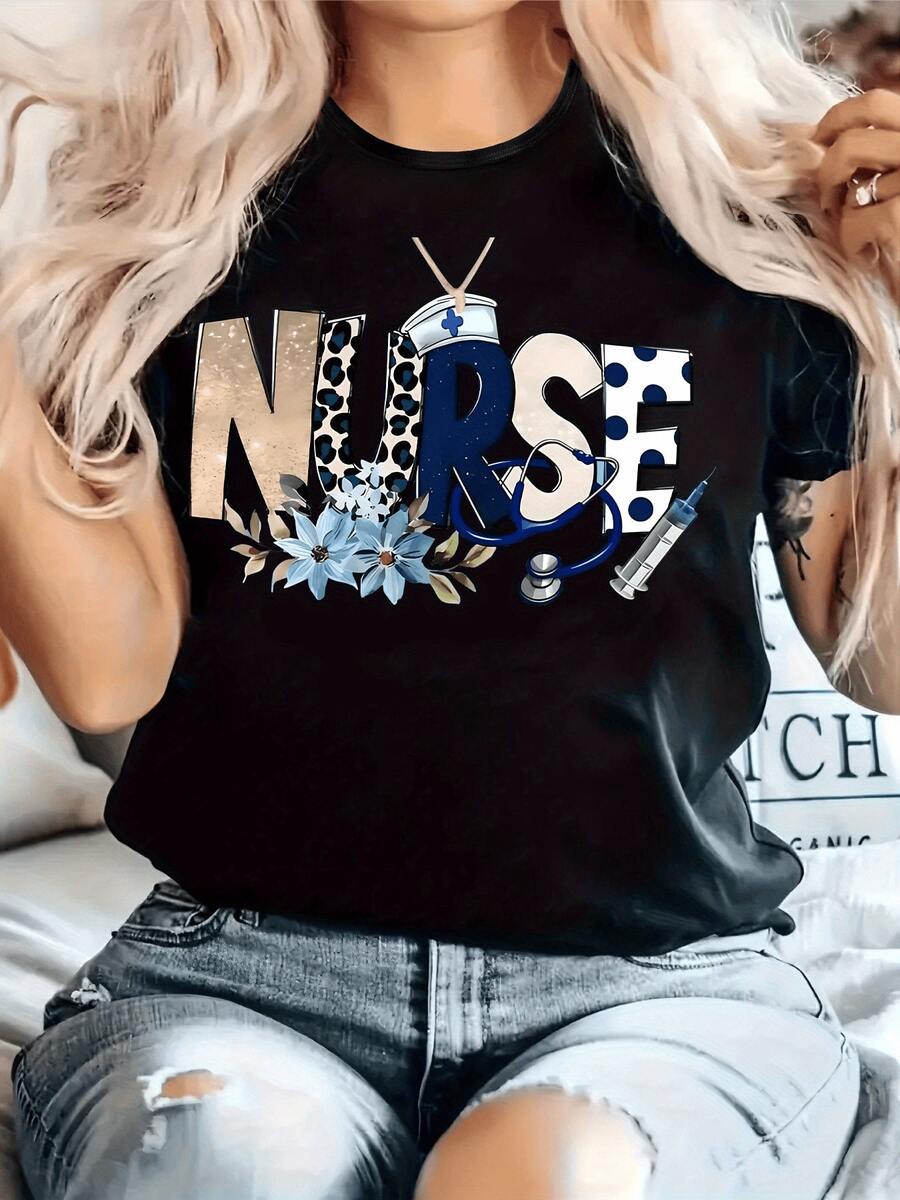 Letras que celebran la dedicación de las enfermeras adornadas con flores azules estetoscopio jeringa y gorro profesional camiseta de mujer casual cómoda para uso diario - Negro - Ver 1