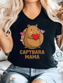 Capibara abrazando un corazón rojo rodeada de pequeños corazones rosados que simbolizan ternura cariño y conexión familiar perfecta para reflejar amor maternal y dulzura en un look moderno camiseta de mujer casual cómoda y atractiva - Negro - Ver 1