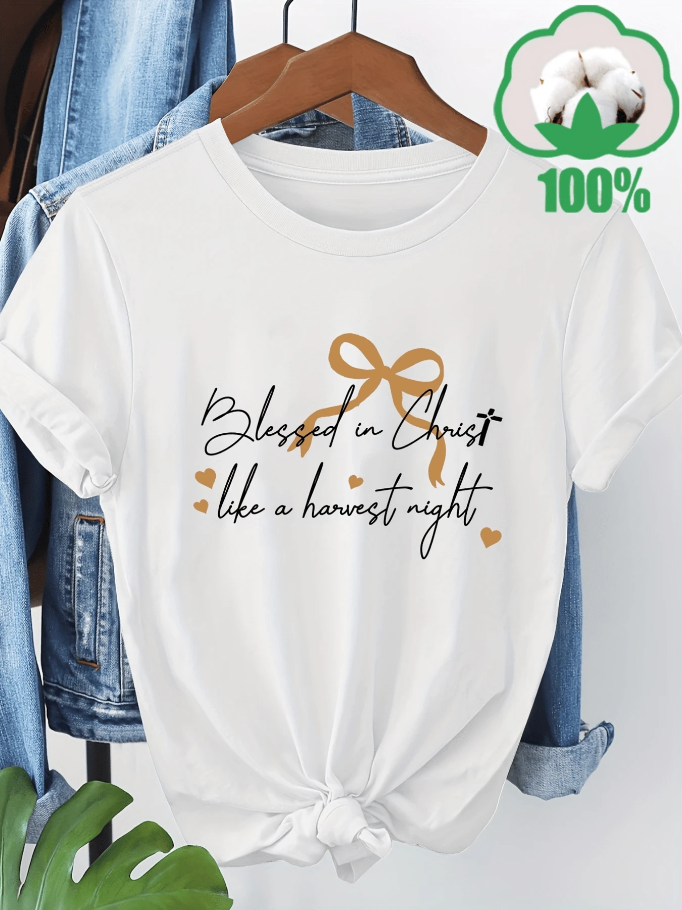 Símbolo de fe y bendición con lazos dorados y corazones pequeños que evocan una noche de cosecha llena de gratitud y esperanza camiseta de mujer cómoda y moderna para uso diario - Blanco - Ver 1