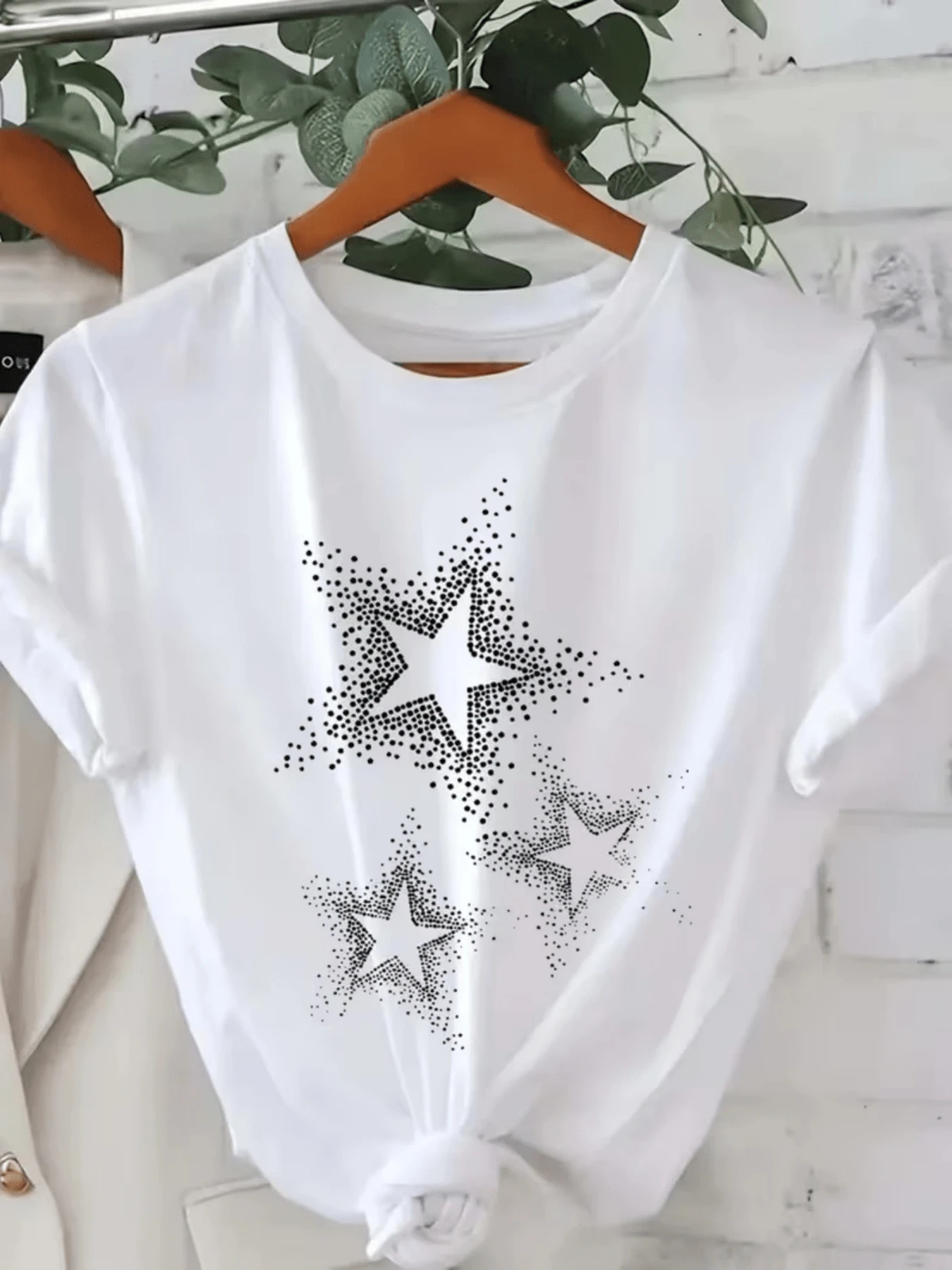 Constelación de estrellas formada por puntos diminutos que simbolizan sueños en expansión y esperanza luminosa en el universo camiseta de mujer casual blanca moderna cómoda para uso diario - Blanco - Ver 1